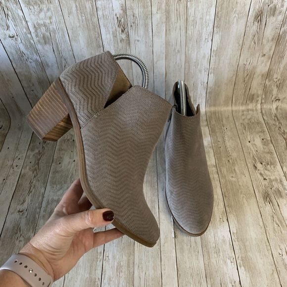 Lucky Brand Shoes - Lucky Brand Pickla Taupe Suede Chelsea Textured Ankle Boot Bootie Size 8.5 M